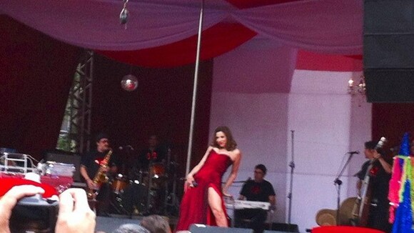 Marisa Orth, a Damáris de de 'Sangue Bom', sensualiza em palco de evento em SP