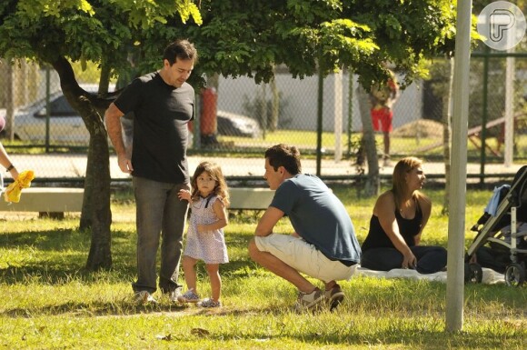 Malvino Salvador conversa com garotinha que faz sua filha em cena de 'Amor à Vida', tentando conquistar a confiança da pequena