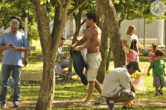 Malvino Salvador tira o fôlego da mulherada ao andar sem camisa no set de gravações de 'Amor à Vida'