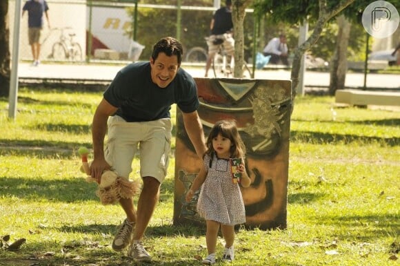 Bruno (Malvino Salvador) se diverte, entusiasmado, ao lado da filha, em cena de 'Amor à Vida'