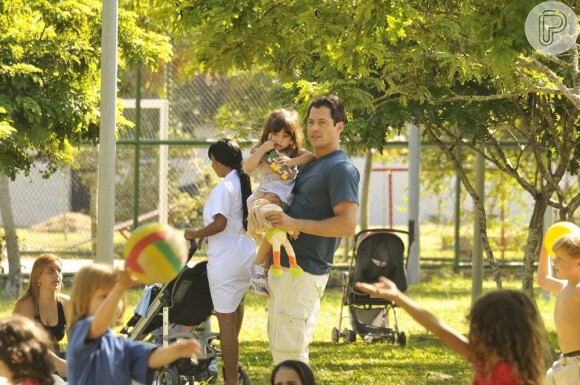 Malvino Salvador, na pele de Bruno, segura sua filha nos braços, em cena de 'Amor à Vida'