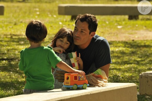 Malvino Salvador contracena com duas crianças em cena de 'Amor à Vida'