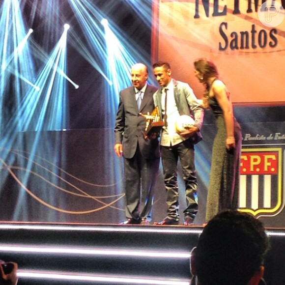 Neymar sobe ao palco para receber o prêmio