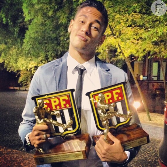 Neymar ganha troféus de Melhor Atacante e Craque do Paulistão na festa da premiação do campeonato Paulista 2013, em 20 de maio de 2013