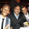 Neymar posa ao lado de amigos