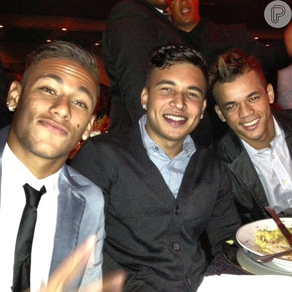Neymar posa ao lado de amigos