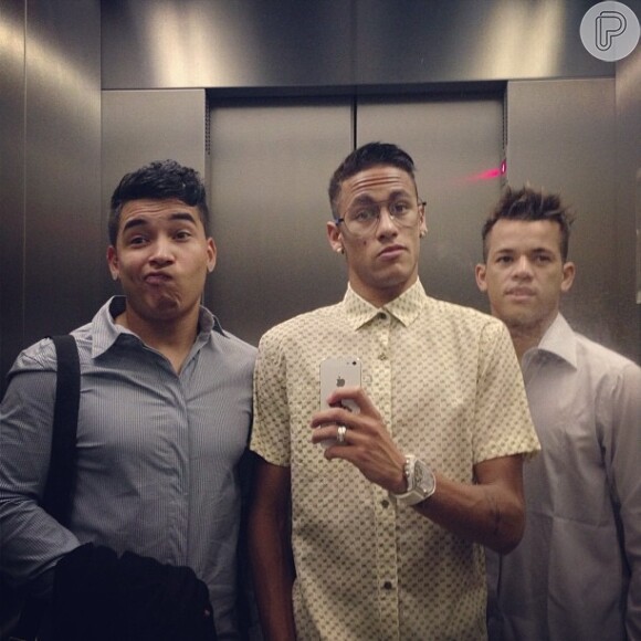 Neymar engana fãs ao postar foto falando que ia à premiação do Campeonato Paulista 2013 com um look nerd