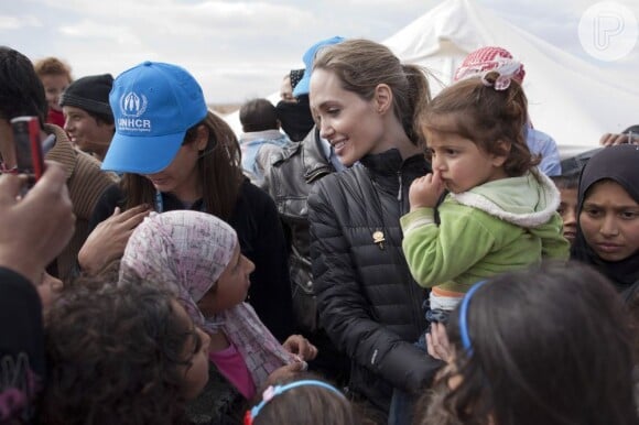 Angelina Jolie se dedica à causas humanitárias em regiões de risco e é embaixadora das Nações Unidas