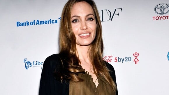 Angelina Jolie vai interpretar a própria mãe em filme produzido por Brad Pitt