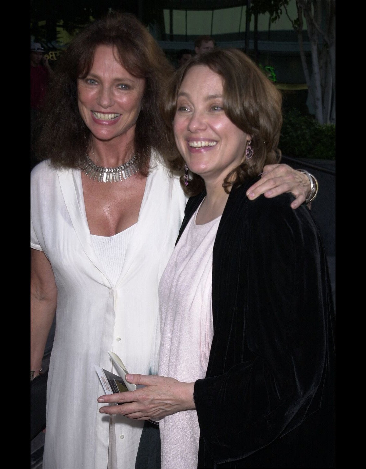 Foto: Marcheline Bertrand, mãe de Angelina Jolie, posa à direita com a
