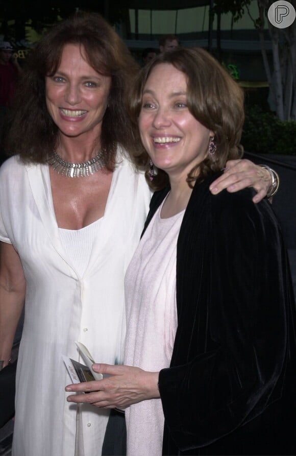 Marcheline Bertrand, mãe de Angelina Jolie, posa à direita com a atriz Jacqueline Bisset. Ela morreu aos 57 anos em decorrência de um câncer no ovário, em 2007