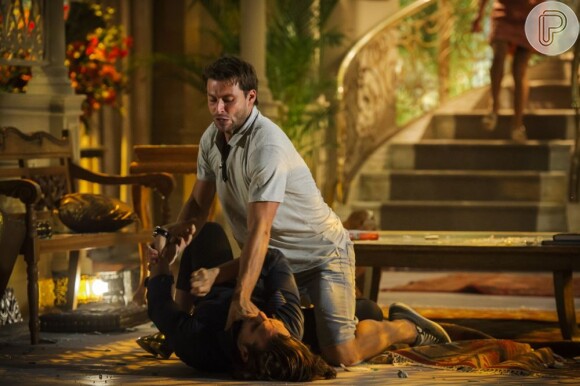 Cassiano (Henri Castelli) agride Alberto (Igor Rickli) e corre o risco de ser preso por lesão corporal, em 'Flor do Caribe'
