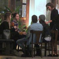 Sophia Abrahão e Fiuk jantam em pizzaria com Sophie Charlotte e Nathalia Dill