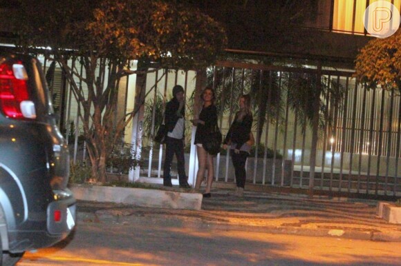 Sophia Abrahão, Sophie Charlotte e Carolinie Figueiredo param em frente ao portão do prédio da atriz e cantora