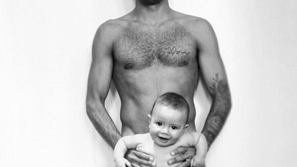 Pedro Scooby, marido de Luana Piovani, posta foto pelado com o filho, Dom