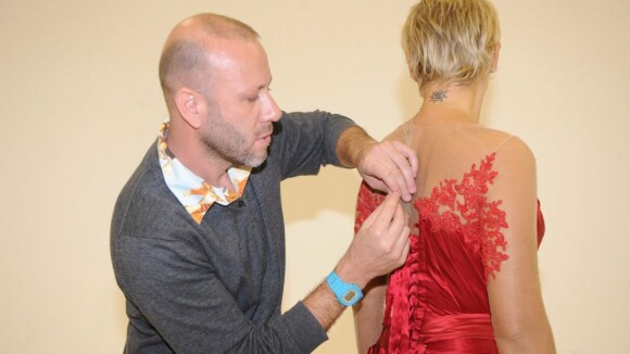 Xuxa faz prova do vestido bordado à mão que usará na festa de seus 50 anos