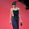 Milla Jovovich usou um vestido Prada com que cobria apenas a parte da frente da peça com uma saia bordada