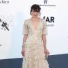 A atriz Milla Jovovich investiu em Valentino Couture para o jantar da amfAR, nesta quinta-feira (23)