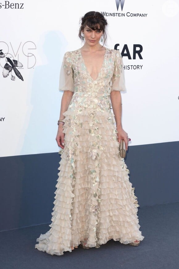 A atriz Milla Jovovich investiu em Valentino Couture para o jantar da amfAR, nesta quinta-feira (23)