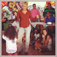 Zeca Pagodinho recebe Xuxa para gravação na escola de música do cantor, em Xerém