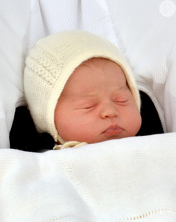 Kate Middleton e o Píncipe William mostraram o rosto da filha, Charlotte Elizabeth Diana, assim que a duquesa deixou a maternidade