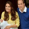 Kate Middleton deixou a maternidade em Londres ao lado do marido, Príncipe William e com a filha do casal no colo