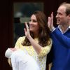 Kate Middleton e Príncipe William acenaram para fãs ao deixarem hospital em Londres, onde a filha do casal, Charlotte Elizabeth Diana, nasceu. Os dois já são pais de George, de 1 ano
