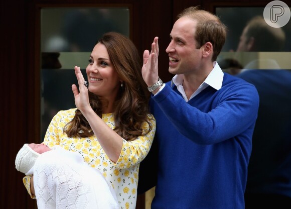 Kate Middleton e Príncipe William acenaram para fãs ao deixarem hospital em Londres, onde a filha do casal, Charlotte Elizabeth Diana, nasceu. Os dois já são pais de George, de 1 ano