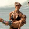 Fernanda Lima adora brincar com os filhos na praia