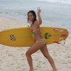 Para manter a boa forma, a mamãe radical Daniele Suzuki pratica surf nas praias cariocas