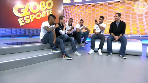 No 'Globo Esporte SP', Tiago Leifert  se divertiu cantando um funk com a presença de jogadores do Santos