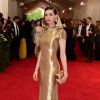 Anne Hathway apostou no vestido dourado da grife Ralph Lauren