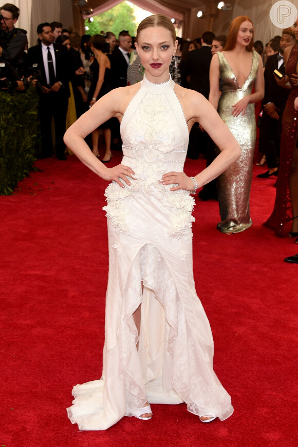 A atriz Amanda Seyfried escolheu a marca Givenchy para usar no Met Gala 2015
