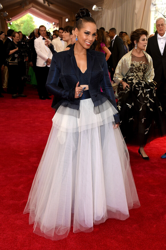 A cantora Alicia Keys optou por um look bem diferente e fashionista