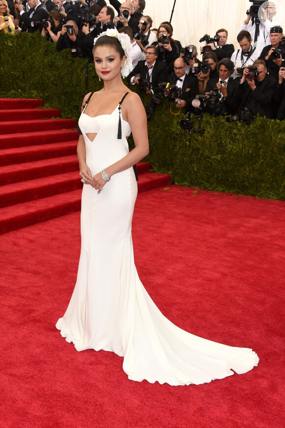 A atriz e cantora Selena Gomez optou pelo look da estilista Vera Wang