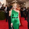 A atriz Emma Roberts optou por um look verde da marca Ralph Lauren