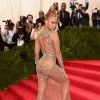 Beyoncé apostou no look transparente e todo bordado para o Met Gala 2015