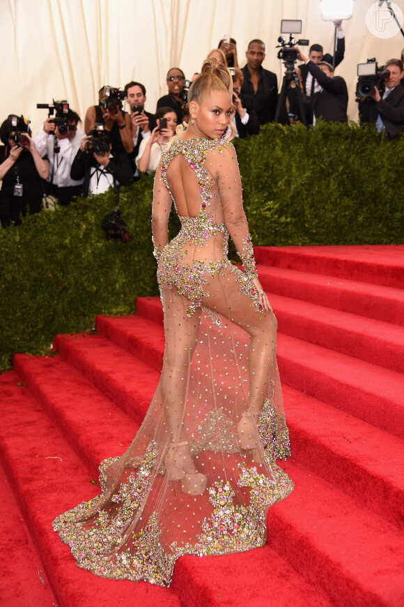 Beyoncé apostou no look transparente e todo bordado para o Met Gala 2015