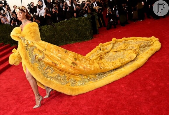 Irreverente, Rihanna usou um modelo dourado do chinês Guo Pei, bordado com pelúcia na barra