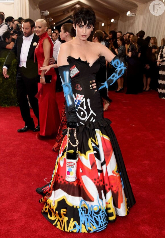 Katy Perry apostou em um modelito da grife Moschino com estampa que faz referência à diversas pichações