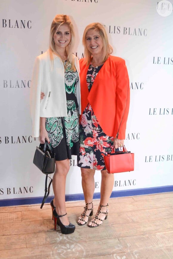 Lala Rudge, blogueira de moda, faz pose com a mãe, Gisela Rudge