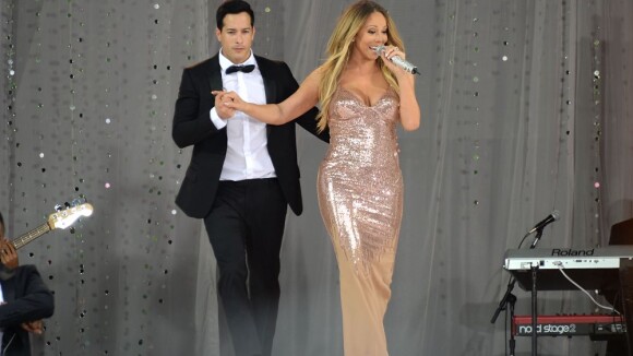 Mariah Carey é traída pelo vestido durante apresentação ao vivo na televisão