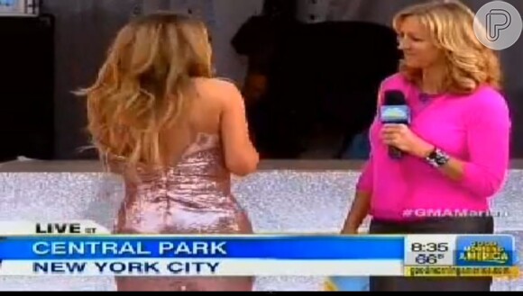 Mariah Carrey mostra o vestido aberto para o público do 'Good Morning America'