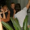 Ian Somerhalder atende fãs na porta do hotel, no Rio de Janeiro