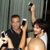 Ian Somerhalder atende fãs na porta do hotel, no Rio de Janeiro