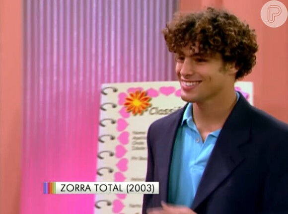 Monica Iozzi suspira ao ver Cauã Reymond de peruca no 'Zorra Total' de 2003: 'Delícia'