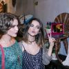 Manu Gavassi e Isabella Santoni vão a evento de moda em São Paulo
