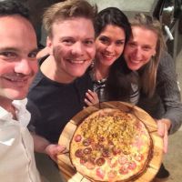 Michel Teló e Thais Fersoza fazem pizza para a estilista Lethicia Bronstein