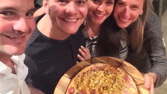 Michel Teló e Thais Fersoza fazem pizza para a estilista Lethicia Bronstein