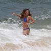 Nanda Costa se assusta com a temperatura da água na praia do Recreio dos Bandeirantes, na zona oeste do Rio